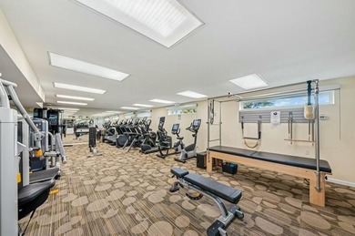 Beautifully refreshed, this spacious 2-bedroom residence (easily - photo 23