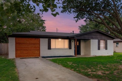 Lake Home For Sale in Lake Worth, Texas