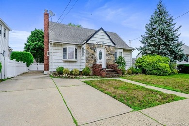 Welcome to 1815 Meadowbrook Road, Merrick, NY! This lovely cape - photo 1