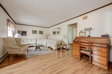 Welcome to 1815 Meadowbrook Road, Merrick, NY! This lovely cape - photo 4