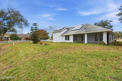 This is a lovely 3 bedroom 2 bathroom home with a screen - photo 3