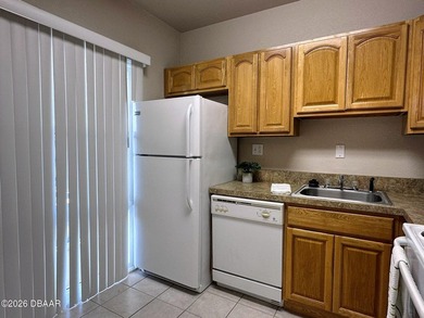 Location, Location! This one bedroom, one bath condominium - photo 3