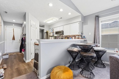 End-unit, top-floor two-bedroom, two-bathroom condo with a split - photo 18