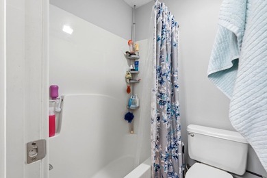 End-unit, top-floor two-bedroom, two-bathroom condo with a split - photo 28