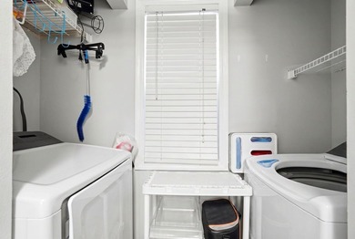 End-unit, top-floor two-bedroom, two-bathroom condo with a split - photo 38