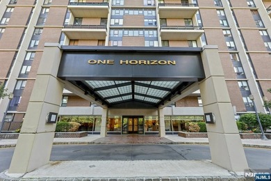 A rare opportunity at Horizon House Exceptional views, space & - photo 1