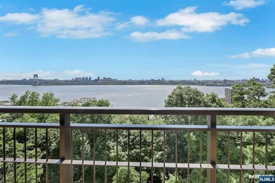 A rare opportunity at Horizon House Exceptional views, space & - photo 3