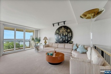 A rare opportunity at Horizon House Exceptional views, space & - photo 8