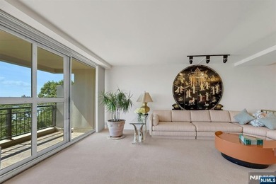 A rare opportunity at Horizon House Exceptional views, space & - photo 9