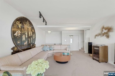 A rare opportunity at Horizon House Exceptional views, space & - photo 10