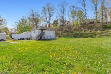Ready-to-build half-acre lot with a brand-new, unused 3-bedroom - photo 3