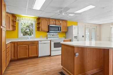 Welcome home to this fantastic 3-bedroom,2-bathroom, 2-car - photo 8