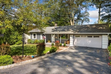 Impressive updated ranch.. Beautiful custom kitchen boasts an - photo 2
