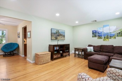 Impressive updated ranch.. Beautiful custom kitchen boasts an - photo 4