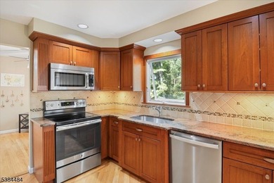 Impressive updated ranch.. Beautiful custom kitchen boasts an - photo 9