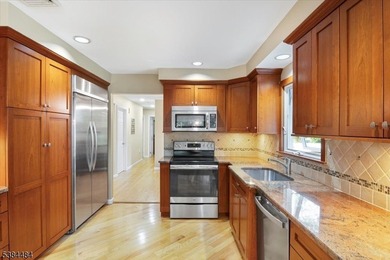Impressive updated ranch.. Beautiful custom kitchen boasts an - photo 10