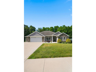 Welcome home to this beautifully maintained one-owner residence - photo 2