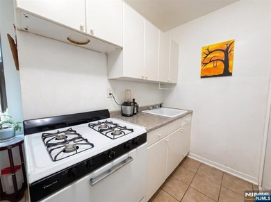 CALL BRANDON ESPER DIRECT FOR SHOWINGS. This spacious 1-bedroom - photo 6