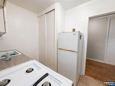 CALL BRANDON ESPER DIRECT FOR SHOWINGS. This spacious 1-bedroom - photo 7