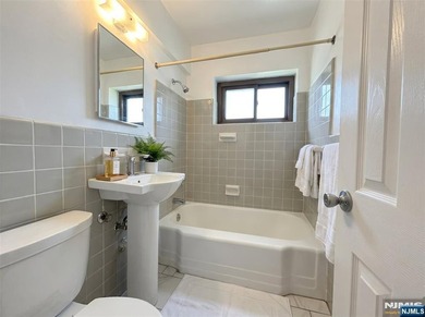 CALL BRANDON ESPER DIRECT FOR SHOWINGS. This spacious 1-bedroom - photo 9