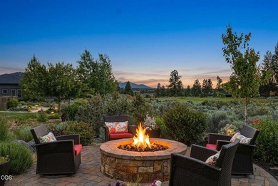Overlooking the 13th tee in Tetherow, this exceptional home - photo 4