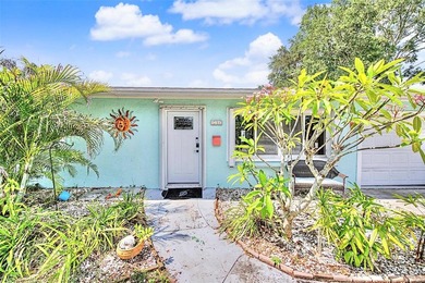 Welcome to the highly sought-after Riviera Bay, where waterfront - photo 2