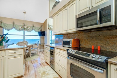 STUNNING 3 Bedroom, 2 Bathroom TOP FLOOR condo located in the - photo 25