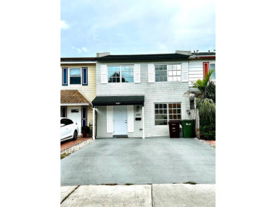 Lake Townhome/Townhouse For Sale in Hialeah, Florida