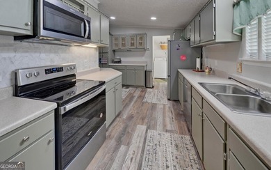 Lakefront living at its best on Lake Hartwell! This 3-bedroom - photo 16