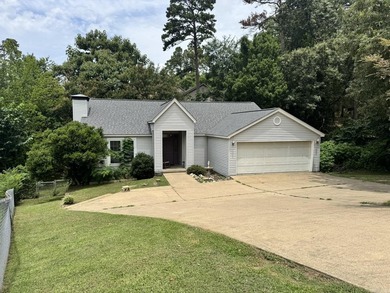 Beautiful home with a location that can't be beat! Conveniently - photo 2
