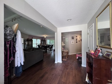 Beautiful home with a location that can't be beat! Conveniently - photo 3