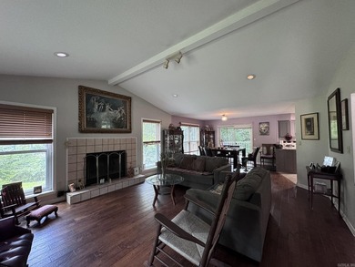 Beautiful home with a location that can't be beat! Conveniently - photo 5