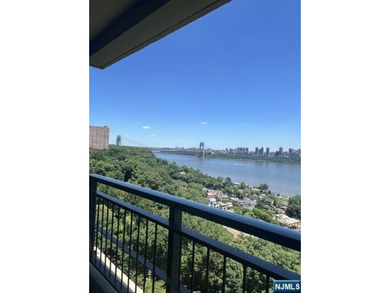 Beautifully renovated 2-bedroom / 2-bathroom apartment with - photo 11