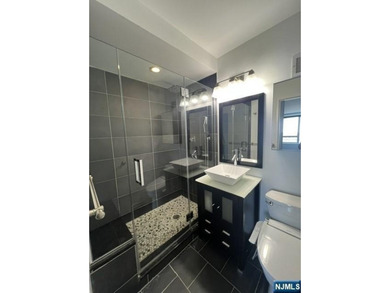 Beautifully renovated 2-bedroom / 2-bathroom apartment with - photo 15
