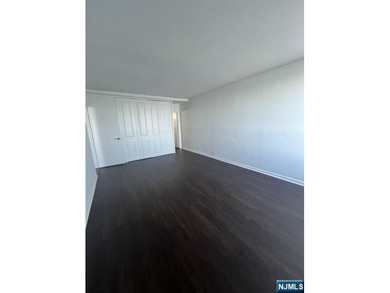 Beautifully renovated 2-bedroom / 2-bathroom apartment with - photo 16