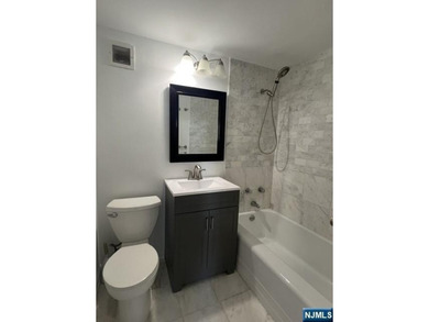 Beautifully renovated 2-bedroom / 2-bathroom apartment with - photo 18