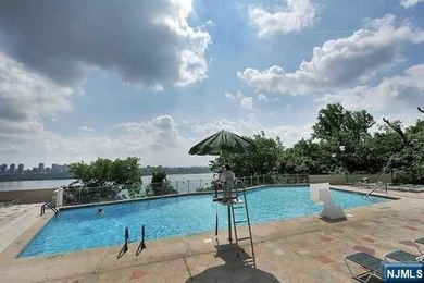 Beautifully renovated 2-bedroom / 2-bathroom apartment with - photo 25