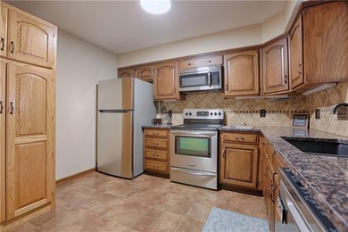 Condo Living at it's best! Open and flowing 2 Bedroom, 2 Bath - photo 3