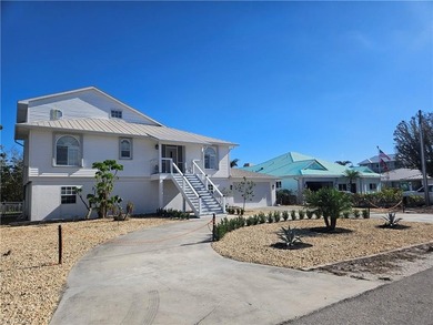 This charming 3-bedroom, 2-bathroom island-style waterfront home - photo 3