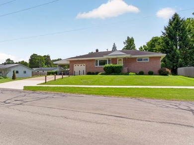 Conveniently located just minutes from downtown Warsaw, local - photo 2