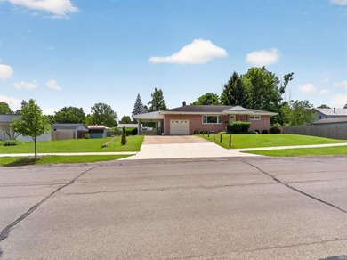 Conveniently located just minutes from downtown Warsaw, local - photo 3