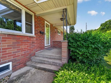 Conveniently located just minutes from downtown Warsaw, local - photo 4