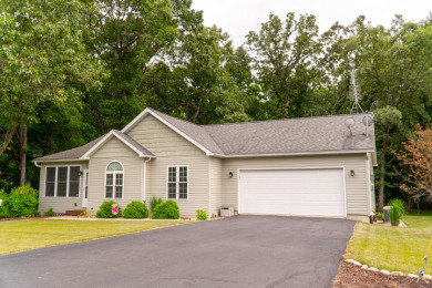 Beatiful Oak Run home - Lake Home For Sale in Dahinda, Illinois