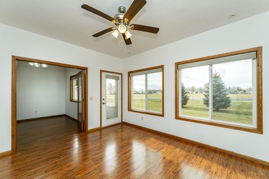 Beautiful townhome with an open floor plan and quality finished - photo 12
