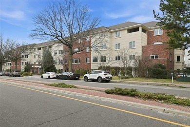 Welcome to this spacious 2-bedroom, 2.5-bathroom condominium - photo 5