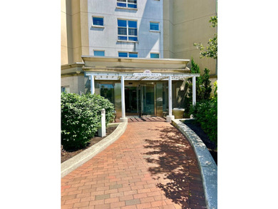 Beautiful 2 Bedroom Condo Just Steps To The Beach. Renovated - photo 2
