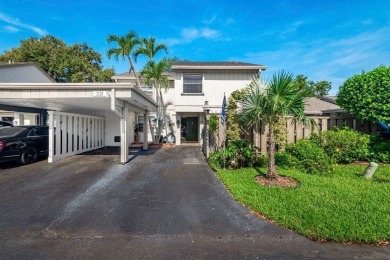 Lake Townhome/Townhouse For Sale in Deerfield Beach, Florida