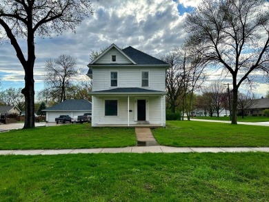 Five Island Lake Home For Sale in Emmetsburg Iowa