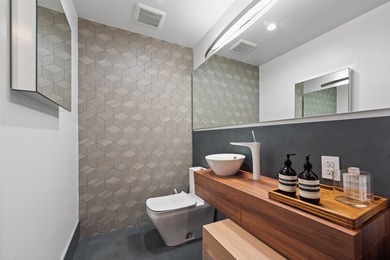 *FULLY RENOVATED TOWNHOUSE w/FULL GUEST HOUSE, ROOF POOL & - photo 12