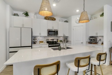 Better than new! CHARMING VILLA on a LAKE FRONT LOT in the - photo 14